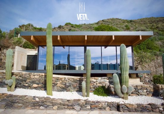 Salon anexo con estructura de madera