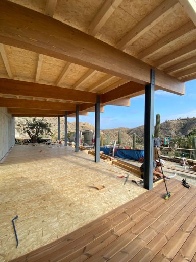 Salon anexo con estructura de madera