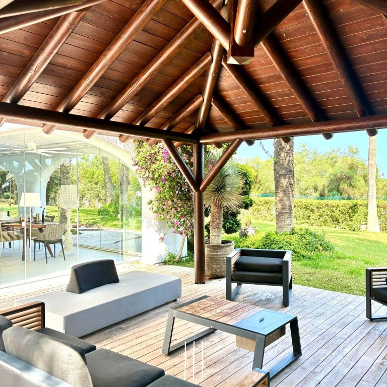 Pergola a 4 aguas de palos redondos