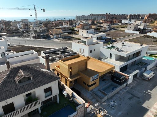 Vista aérea de una zona residencial con casas modernas y construcciones en progreso.