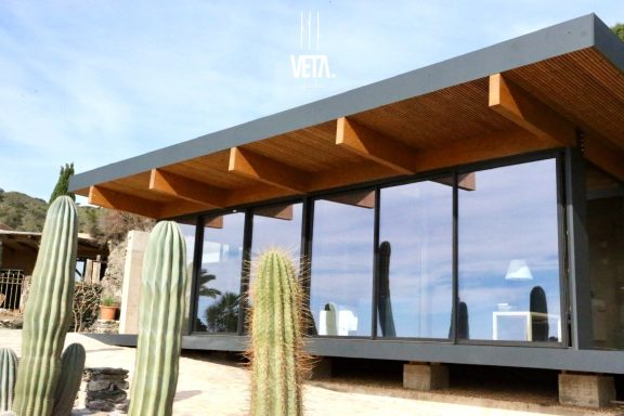 Salon anexo con estructura de madera